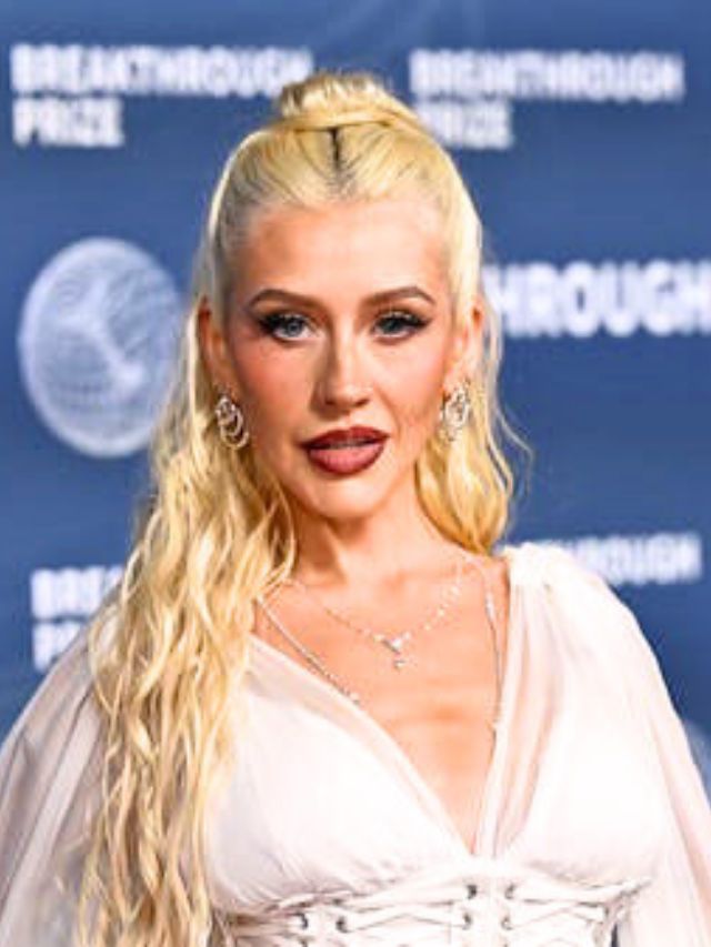 Christina Aguilera’s Wildest Red Carpet Look: The 2001 Velvet Dress That Changed Pop Fashion